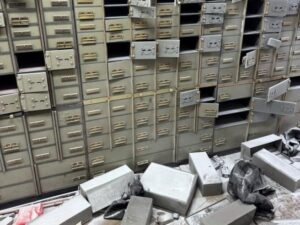 Rapina da film a Napoli: svuotate le cassette di sicurezza, i banditi svaniscono nelle fogne