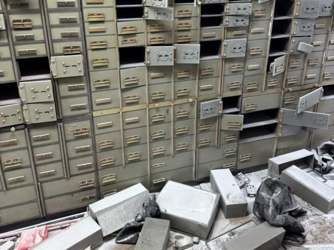 Rapina da film a Napoli: svuotate le cassette di sicurezza, i banditi svaniscono nelle fogne